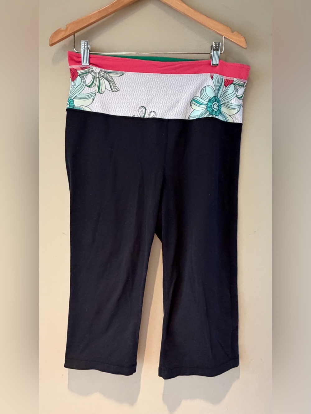 lululemon Black Groove Reversible Capri Pants Pink and Teal Floral fold over 12